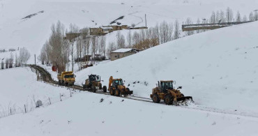 Van'da Bahar Ayında Karla Mücadele Çalışmaları Devam Ediyor