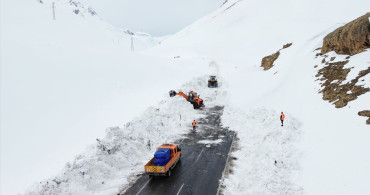 Van'da Bahçesaray Kara Yolunda Karla Mücadele Devam Ediyor