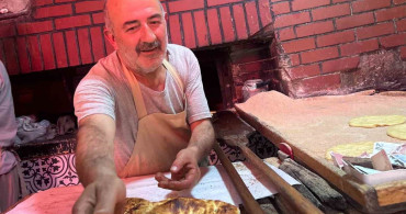 Van'da fırıncılar yüksek sıcaklıklarla ekmek üretiyor