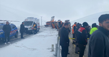 Van'da Kar Küreme Aracı Devrildi, 2 Kişi Hayatını Kaybetti