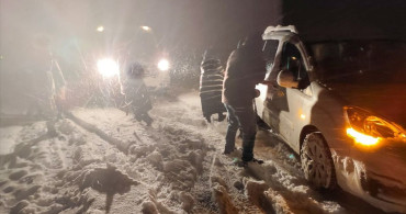 Van'da Karın Engeline Rağmen Hamile Kadın Hastaneye Ulaştırıldı