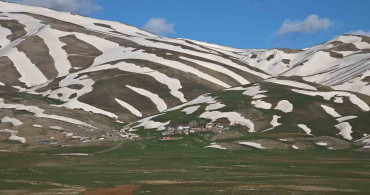 Van'da Kış ve Bahar Bir Arada: Doğanın Renk Cümbüşü