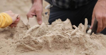 Van'da Mezardan Takılarıyla Birlikte Bebek İskeleti Çıkarıldı