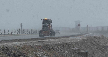 Van'da Nisan Yağışı: 93 Yerleşim Yeri Kapandı, Hava Ulaşımında Aksamalar Yaşandı