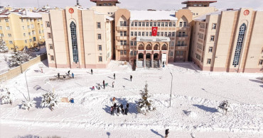 Van'da Öğrenciler Kar Eğlencesinde