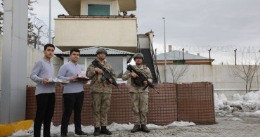 Van'da Öğrencilerden Jandarma ve Polis Ekiplerine İftar İkramı