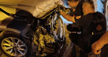 Van’da otomobil ile kamyonet çarpıştı: 1 yaralı