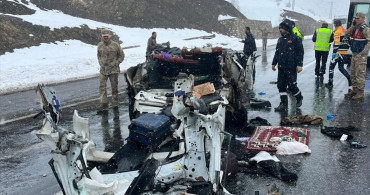 Van'da Otomobil ve Tır Çarpıştı: 2 Ölü, 3 Yaralı