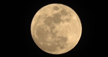 Van'da Pembe Dolunay Manzarası