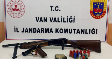 Van'da Ruhsatsız Silah ve Gümrük Kaçağı Sigara Ele Geçirildi