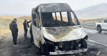 Van'da Seyir Halindeki Minibüs Yangını