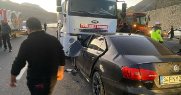 Van'da Tanker ve Otomobil Çarpıştı: 3 Ölü, 3 Yaralı