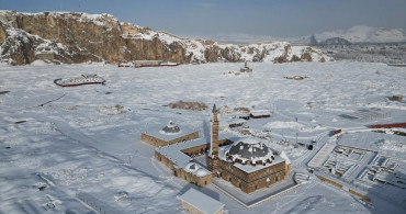 Van'da Tarihi Yapılar Karla Kaplandı