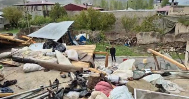 Van'ın Gürpınar İlçesinde Şiddetli Rüzgar Evlerin Çatısını Uçurdu