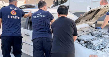 Van'ın Tuşba ilçesinde seyir halindeki otomobilin motoru yandı