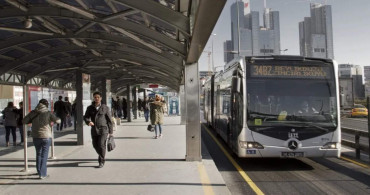 Vatandaşlar dakikalarca bekledi: Belediye çalışanına metrobüs tepkisi