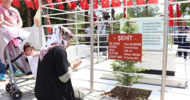 Vatandaşlar Şehit Halisdemir'in Kabrine Akın Etti