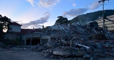 Venezuela’da enkaz altındaki çocuk 6 saatlik operasyonla kurtarıldı