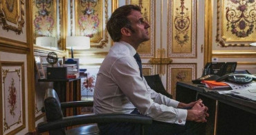 Vladimir Putin ile görüşen Emmanuel Macron'un fotoğrafları gündeme damgasını vurdu!