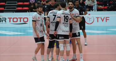 Voleybolda Zorlu Mücadele: Bursa Büyükşehir Belediyespor Galip Geldi