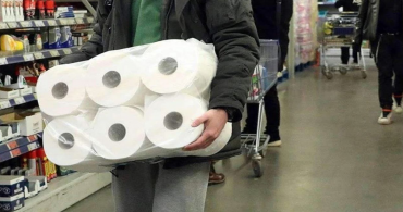 XL tuvalet kağıdının fiyatı ortalığı karıştırdı! Millet market önünde izdiham yarattı