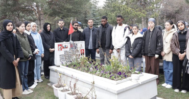 Yabancı Uyruklu Öğrenciler Şehit Mezarlıklarını Ziyaret Etti