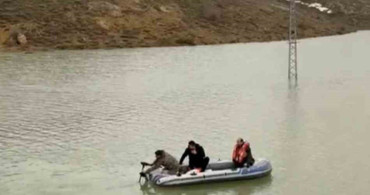 Yağış Sebebiyle Göle Dönüşen Yayla Yolunda Botla Geçiş