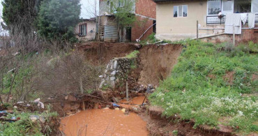 Yağmur Sularının Yol Açtığı Toprak Kayması Dikkat Çekiyor