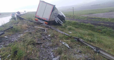 Yağmurun Etkisiyle Kaza: Tır Bariyerlere Çarptı ve Sürücü Yaralandı