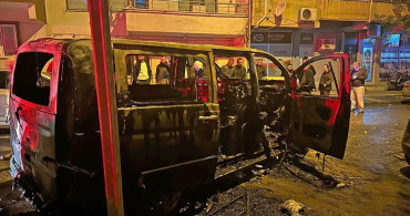 Yalova'da Park Halindeki Minibüs Yandı, 3 Araç Zarar Gördü