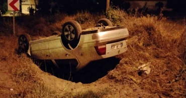 Yalvaç’ta köpeğe çarpmamak için manevra yapan otomobil şarampole devrildi