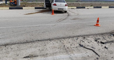 Yalvaç'ta Park Halindeki Kamyonete Çarpan Otomobil Hurdaya Döndü