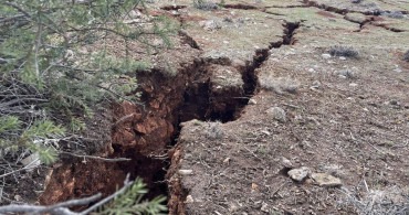 Yanından geçenler dehşete düştü: Deprem uzmanı Sözbilir yarıkların nedenini açıkladı