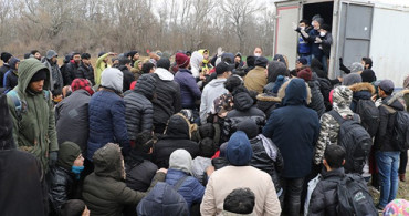 Yardım Paketlerini Almak İsteyen Göçmenler İzdihama Neden Oldu