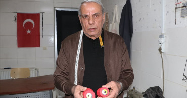 Yarım Asırlık Terzi Huzurevindeki Atölyesinde Mesleğine Devam Ediyor