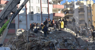 Yaşlı adam ayaklarına sardı: Hatay’da 72 saat sonra gelen mucize
