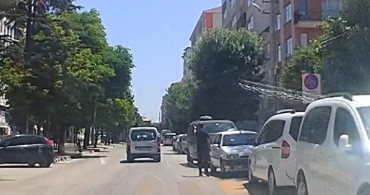 Yaya geçidinde dur işareti yapan vatandaş araç durmayınca peşinden koştu