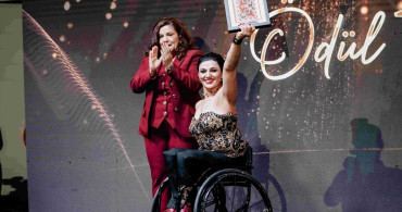 Yeliz Güllü KKTC'de Ödül Töreninde Ödül Aldı