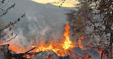 Yenice'de Ahşap Ev Yangını: 5 Kişi Dumandan Etkilendi