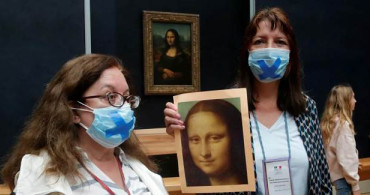 Yeniden Ziyarete Açılan Louvre Müzesi Önünde Turist Rehberleri Eylem Yaptı