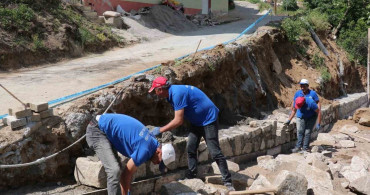 Yeniköy Mahallesi'nde Yol ve Taş Duvar Çalışmaları Devam Ediyor