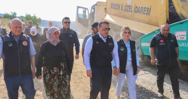 Yeniköy'de 73 yaşındaki Emine teyze, köyünün sıcak asfaltını döktü