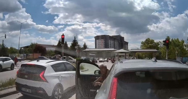 Yeşil Işıkta Durup Trafiği Kilitleyen Sürücüye Tepkiler