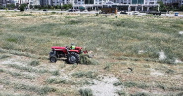 Yeşilyurt Belediyesi yangın riskine karşı ot biçme çalışmalarını hızlandırdı
