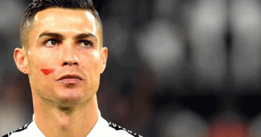 Yıldız Futbolcular, Kadına Şiddete Tepki İçin Maça Yanaklarında Kırmızı Boya ile Çıktı