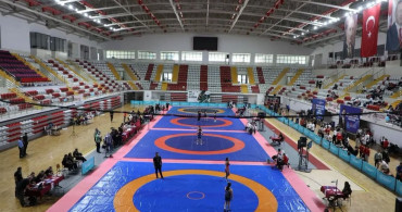 Yıldızlar güreş Türkiye şampiyonası sivas'ta devam ediyor