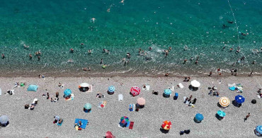 YKS esnasında vatandaşlar, streslerini Konyaaltı sahilinde attı