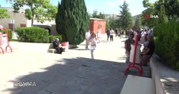YKS'nin 2. oturumunda geç kalan adaylar için yardım ekipleri devredeydi