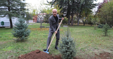 YÖK Başkanı Erol Özvar, Milli Ağaçlandırma Günü'nde Fidan Dikti