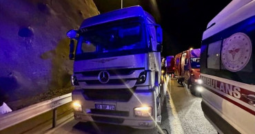 Yolcu Otobüsü Tırla Çarpıştı: 1 Ölü, 3 Yaralı